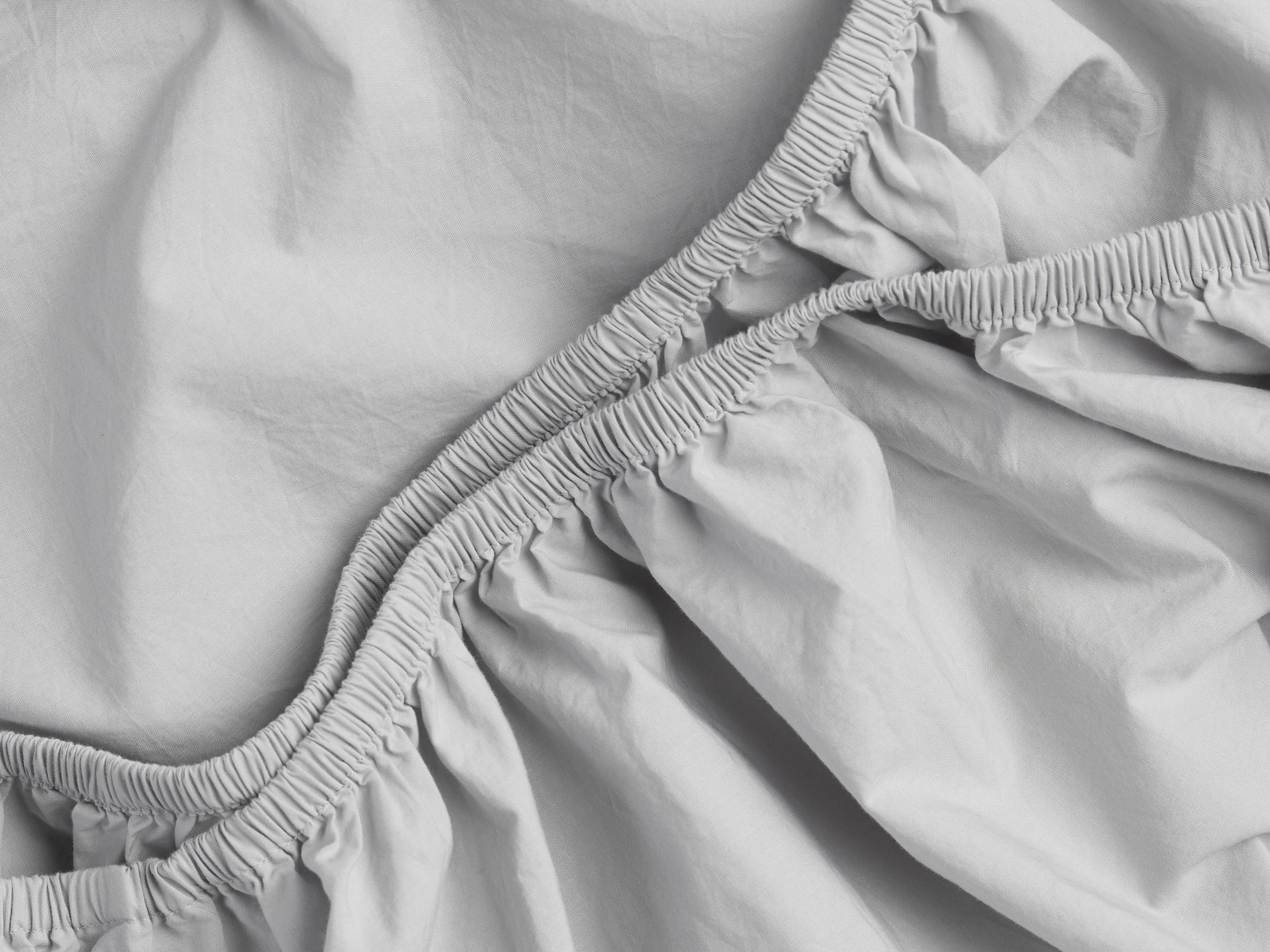 Percale Fitted Sheet (Light Grey) - Image 3